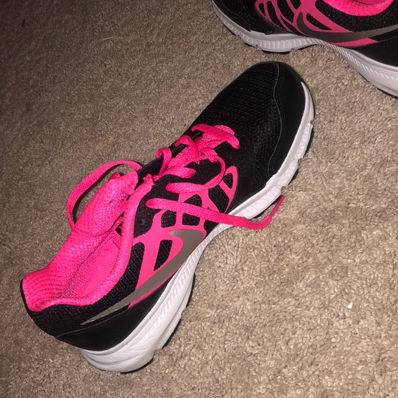 pink nike gym shoes - Picture 2 of 4